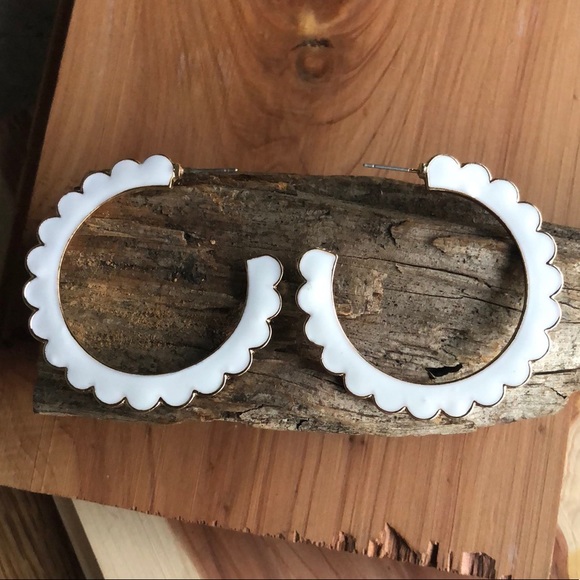 💐Desideria White Scalloped Hoop Earrings - Picture 7 of 8